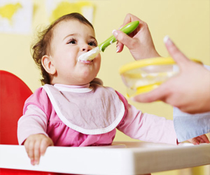   مصر اليوم - ماذا يأكل الطفل في المراحل المبكرة؟