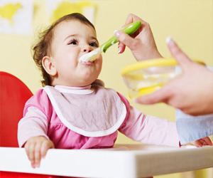   مصر اليوم - ماذا يأكل الطفل في المراحل المبكرة؟