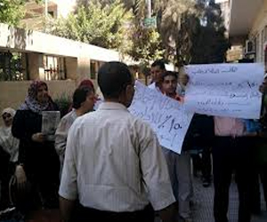   مصر اليوم - إداريو صحة الإسماعيلية يحتجون لاستبعادهم من الكادر