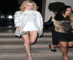   مصر اليوم - بيكسي لوت تلفت الأنظار لساقيها في لندن