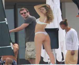   مصر اليوم - دوتزن كروس مثيرة  بملابس داخلية من فيكتوريا سيكرت