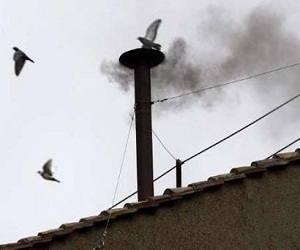   مصر اليوم - تصاعد الدخان الأسود من مدخنة كنيسة سيتستينا معلناً عدم انتخاب الكرادلة لبابا جديد