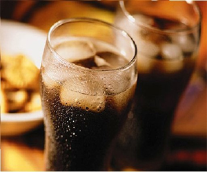   مصر اليوم - تناول المشروبات الغازية بكثرة يؤدي إلى شلل العضلات