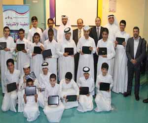   مصر اليوم - قطر:مدارس المرحلة الأولى تواصل تسليم الحقيبة الإلكترونية إلى طلابها