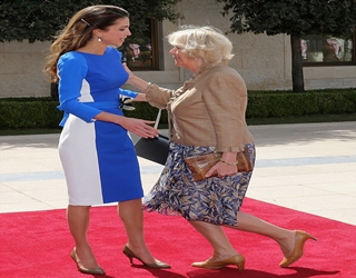 مصر اليوم - الملكة رانيا تطلع الدوقة كاميلا على نموذج مدرستي