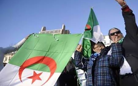 مصر اليوم - الشرطة تشن حملة اعتقالات لعشرات الأساتذة المعتصمين في الجزائر