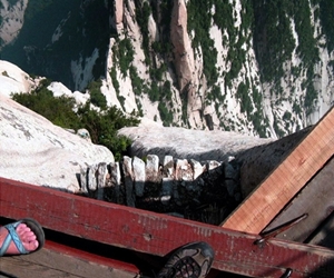   مصر اليوم - أخطر مطعم في العالم على جبال هوشان في الصين