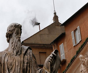   مصر اليوم - الدخان الأسود مجددًا من مدخنة كابيلا سيستين في الفاتيكان