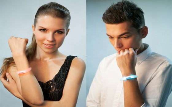 مصر اليوم - سوار إلكتروني يُنبه صاحبه بالرسائل والتويتات