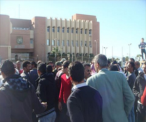   مصر اليوم - أهالي الجبيل يتظاهرون أمام مكتب محافظ جنوب سيناء