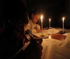 مصر اليوم - أطفال غزة ضحايا انقطاع الكهرباء في القطاع