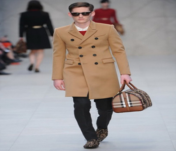   مصر اليوم - لندن تستقبل أزياء الرجال من Burberry