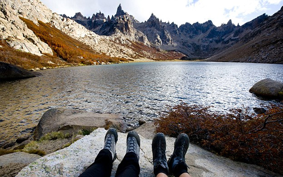   مصر اليوم - زوجان بريطانيان يوثقان رحلتهما حول العالم بصور لأقدامهم