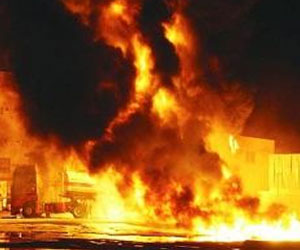   مصر اليوم - حريق هائل يلتهم مخزن جمعية رسالة في الأقصر