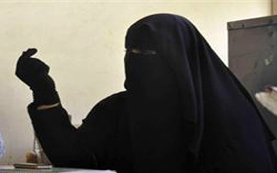 مصر اليوم - معلمة قص الشعر في الأقصر تعود لمزاولة المهنة