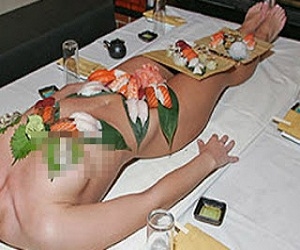   مصر اليوم - مطعم ياباني يقدم الوجبات على أجساد الفتيات العاريات