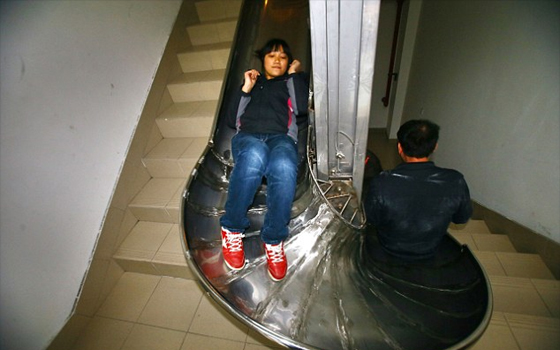   مصر اليوم - زحلوقة تنقلك من الطابق الخامس إلى الأرض في 14 ثانية