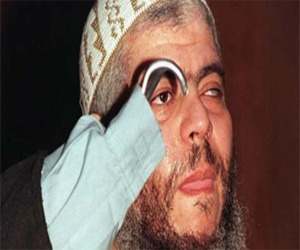   مصر اليوم - أبو حمزة المصري يحصل على أطراف صناعية جديدة في سجنه