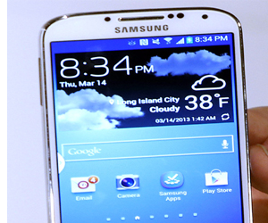 مصر اليوم - سامسونغ تكشف عن هاتف جديد يعمل بحركة العين