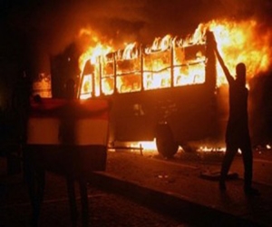   مصر اليوم - المتظاهرون يضرمون النار في سيارة للشرطة أمام مقر الإخوان في المقطم