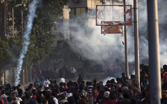  مصر اليوم - اشتباكات بين شباب الإخوان والمتظاهرين في محيط الإرشاد والاعتداء على الصحافيين