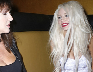   مصر اليوم - كورتني ستودين ترتدي فستان عروس للمرة الثاني