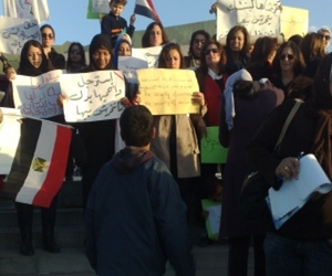   مصر اليوم - تظاهرة لنساء المصريين الأحرار أمام مكتبة الإسكندرية