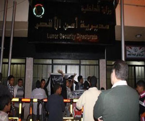   مصر اليوم - محتجون يحاصرون نقطة شرطة جنوب غربي الأقصر