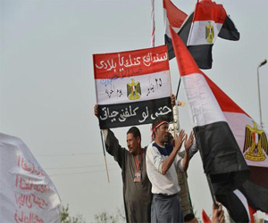   مصر اليوم - إحراق سيارة شرطة في اشتباكات أمام مقر الإخوان