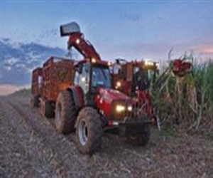 مصر اليوم - سائقو الجرارات يقطعون الطريق أمام وزير التعليم فى بني سويف