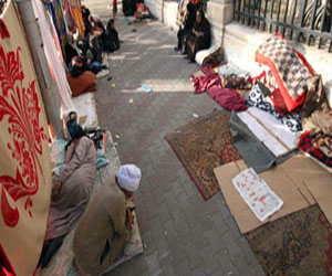 مصر اليوم - مظاهرة لأهالي الدويقة وأسطبل عنتر أمام محافظة القاهرة