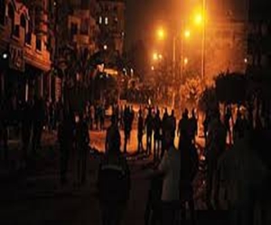   مصر اليوم - الأمن يجبر المتظاهرين على الابتعاد عن مقر الإخوان المسلمين