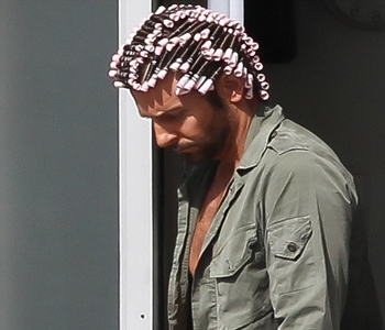   مصر اليوم - برادلي كوبر يلفت الأنظار بلفافات وردية على شعره