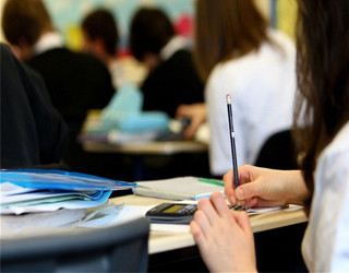 مصر اليوم - توتر العلاقات بين الكنيسة الإنكليزية ووزارة التربية