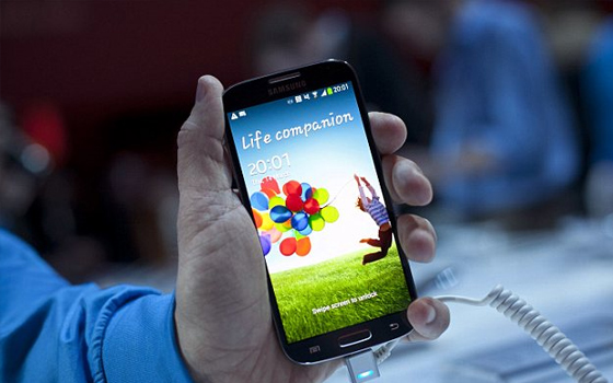 مصر اليوم - سامسونغ تكشف النقاب عن غالاكسي S4 أكبر تهديد للعملاق آبل