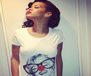   مصر اليوم - أسرار جمال ريهانا تساوي 18 جنيهًا إسترلينيًا