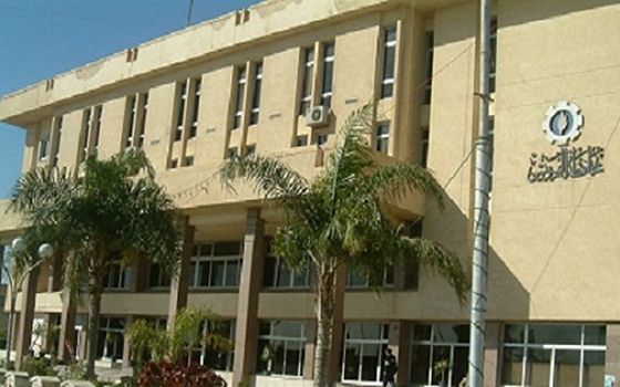 مصر اليوم - عاطلو السويس يعلنون العصيان ويحاولون اقتحام مبنى المحافظة