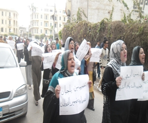   مصر اليوم - مسيرة نسائية في المنصورة احتجاجًا على واقعة الإرشاد