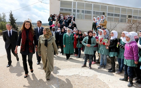 مصر اليوم - رانيا العبدالله تتابع سير العمل في برامج أكاديمية تدريب المعلمين الأردنية