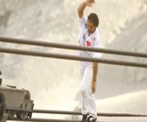   مصر اليوم - مغامر سويسري يمشي على أطول حبل فوق سطح الماء