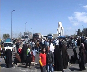 مصر اليوم - عمال شركة ملابس في الإسماعيلية يقطعون الطريق احتجاجًا على تأخر الأرباح