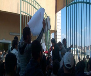   مصر اليوم - موظفو معهد هندسة الطيران يمنعون الطلاب من الدخول