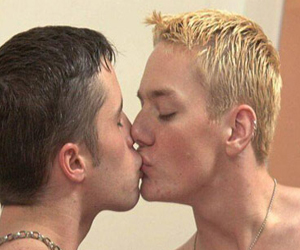   مصر اليوم - الرجال المتزوجون من جنسهم يعيشون أكثر من النساء المتزوجات من جنسهنّ