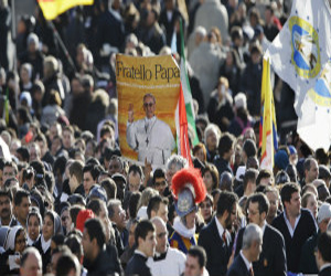   مصر اليوم - البابا فرانسيس في بدء حفل تنصيبه يحيي الجماهير بعد وصوله ساحة القديس بطرس