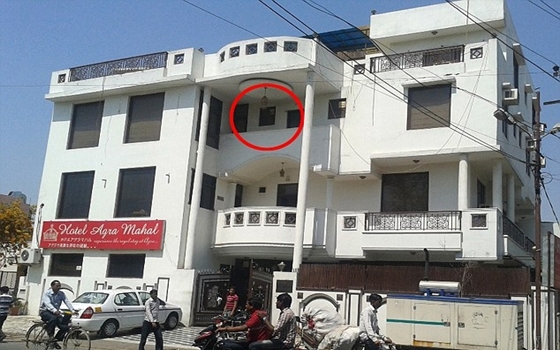   مصر اليوم - سائحة بريطانية تقفز من نافذة غرفتها بعد محاولة اغتصاب