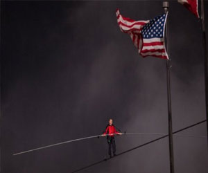   مصر اليوم - نيك واليندا يحاول عبور وادي غراند كانيون السحيق على حبل