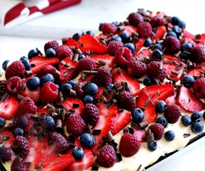   مصر اليوم - كيكة ميزو التوت والفراولة