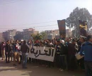   مصر اليوم - العشرات يحتجون أمام النيابة العسكرية في السويس