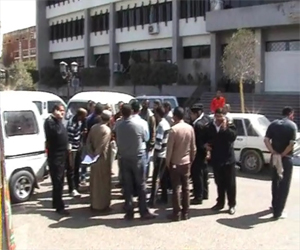   مصر اليوم - سائقو الإسماعيلية يقطعون طريقًا رئيسيًا لعدم تحديد خطوط السير