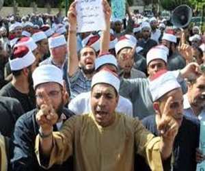   مصر اليوم - الأئمة المعتصمون أمام الأوقاف يطالبون بإقالة الوزير